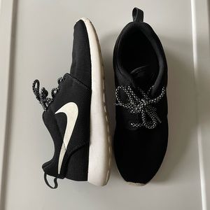 Women’s size 8 Nike Roshe One running shoes